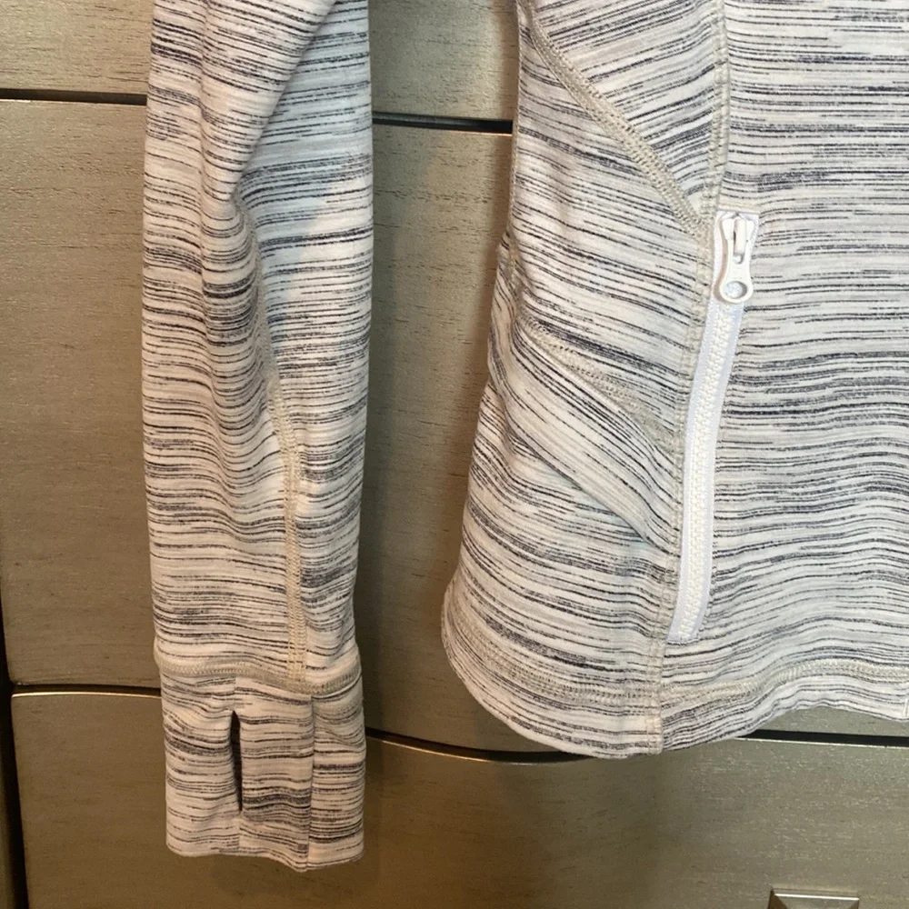 Lululemon jacket size 6 - Picture 3 of 10